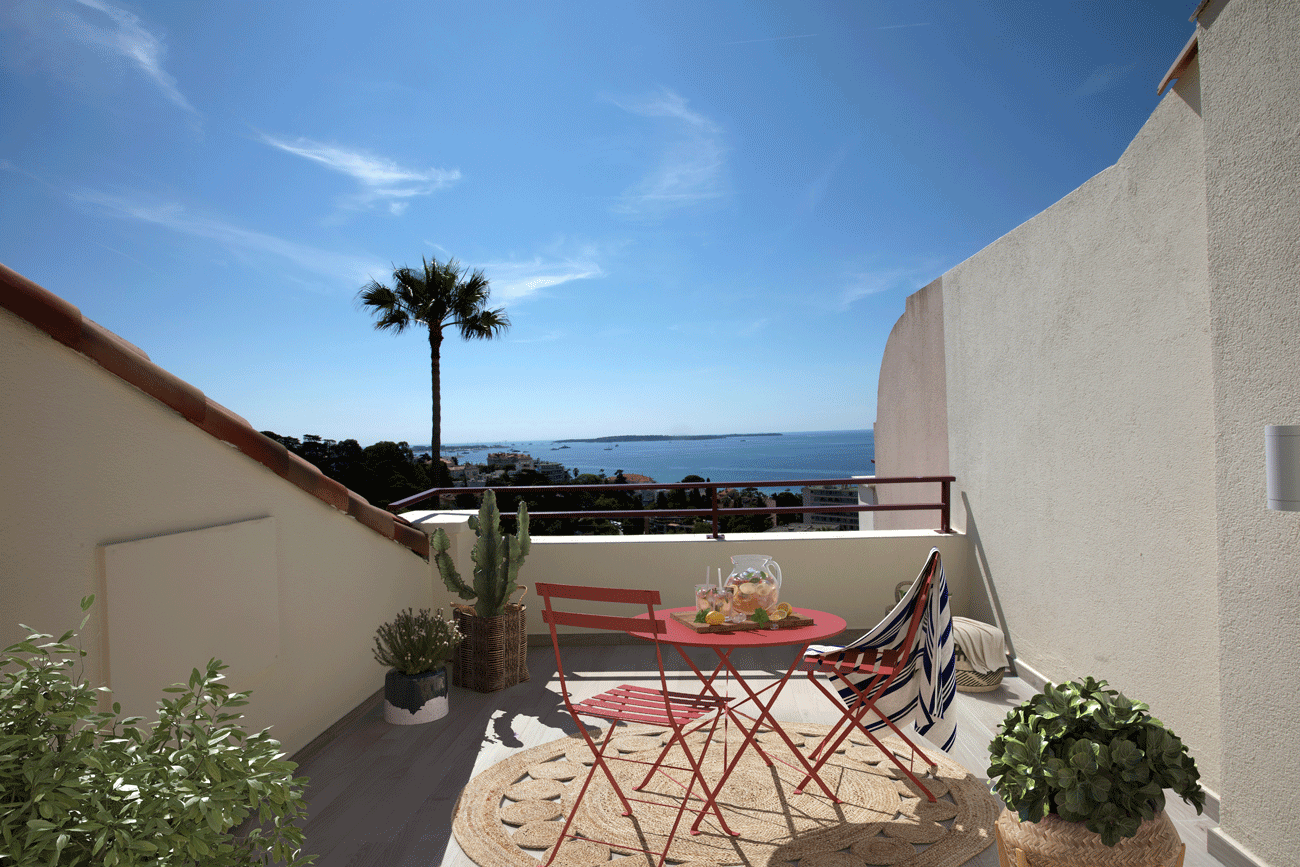 Terrasse aménagée d'un appartement entièrement rénové de la résidence Villa des Peintres à Cannes.