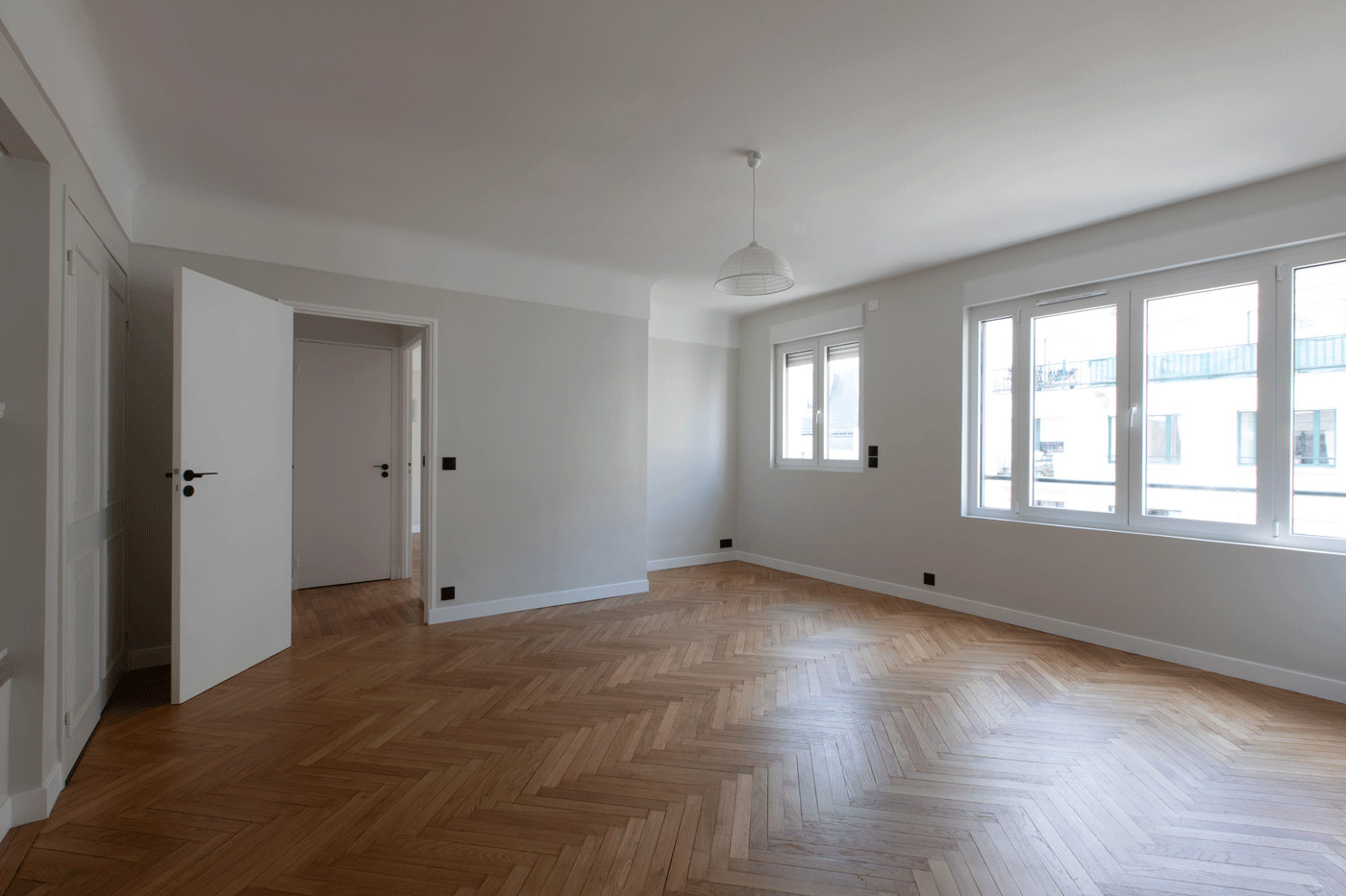 Pièce de vie d'un appartement entièrement rénové, rue de l'Université dans le 7e arrondissement de Paris.